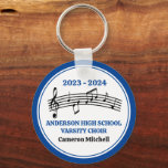 Chaveiro Coro de Segundo grau Azul Personalizado<br><div class="desc">Este chaveiro de coro azul bonito apresenta o nome do estudante e do coral sob o funcionarios musical com notas de clave e música triplas. Personalize para um cantor,  professor de coro ou diretor para um presente de manutenção da graduação de excelente.</div>