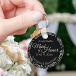 Chaveiro Corrente de prata no casamento da Madrinha de casa<br><div class="desc">Estas belas chaveiros são desenhadas para serem dadas como um presente ou um favor de casamento para a sua madrinha de casamento. O elegante design apresenta uma borda de folha fina de cinza prateada com texto de cinza pálida em um fundo preto clássico. Há espaço para o nome dela, a...</div>