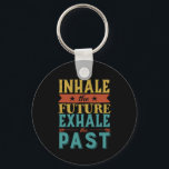 Chaveiro Cotação Inspiracional Inalar Futuro Exalado Passad<br><div class="desc">Citação de motivação inspiradora para manter você inspirado e motivar outros ao seu redor. Belo ditado sobre deixar passar as falhas passadas e as más experiências para abraçar o futuro e todas as possibilidades. Respiração. Inalar o futuro. Exalar o passado. A cor de fundo pode ser personalizada para a cor...</div>