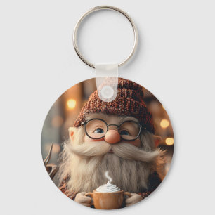 Chaveiro Cozy Gnomo aproveitando uma taça de cacau quente