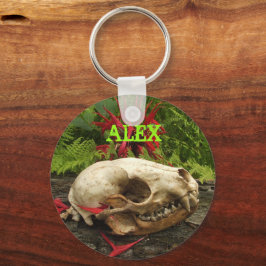 Chaveiro Crânio de Raccoon com samambaias e Monarda vermelh