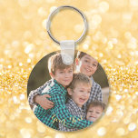 Chaveiro Criar Fotografia Personalizada Personalizada e Tec<br><div class="desc">Crie seu próprio chaveiro/teclado personalizado, redondo e personalizado. Basta adicionar sua foto e texto, para personalizar. Ao adicionar / design, você poderá ver uma prévia da sua criação ao longo do tempo. O keyring apresenta texto em um elegante script de tipografia de ouro falso. Faz um presente de excelente para...</div>