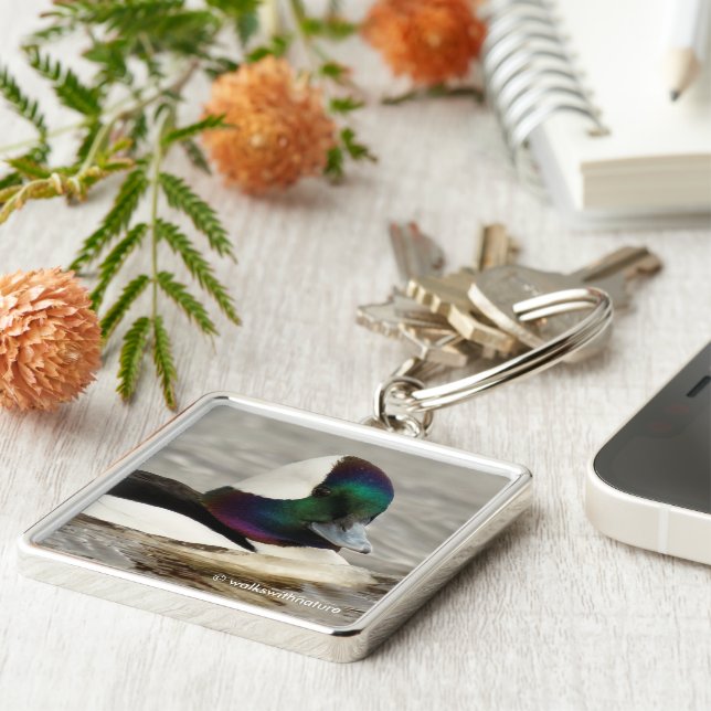 Chaveiro Curioso Pato Bufflehead no lago (Lateral)