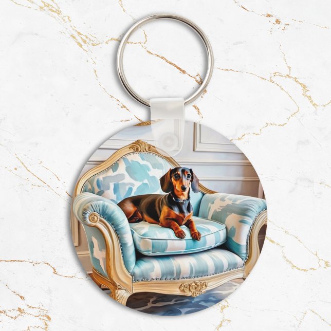 Chaveiro Dachshund Elegante em Poltrona de Luxo Monogramada (An elegant keyring for sausage dog lovers, with a picture of a dachshund lying on a luxurious chair)