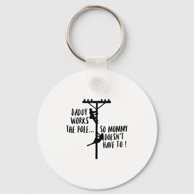 Chaveiro Daddy Works The Le So Mommy Doesn't Have To Linema (Frente)