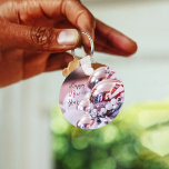 Chaveiro de bolhas de Natal prateadas brilhantes<br><div class="desc">Bolhas de Natal reluzentes e vermelhas no centro das decorações e decorações de Natal com fitas. celebração,  decoração,  decoração,  bauble,  véspera de aniversário,  evento,  festivo. Totalmente personalizável para atender às suas próprias necessidades.</div>
