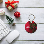 Chaveiro de Decoração de Mistura Vermelha e Verde<br><div class="desc">Enfeite vermelho e verde com fundo vermelho para coincidir com o Natal e feriados no final do ano. Perfeito para amigos,  família e colegas de trabalho,  este Design certamente adiciona algum caráter aos seus produtos Zazzle favoritos. Fácil de personalizar com seu texto e fotos.</div>