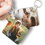 Chaveiro de dupla face de metal quadrado de 2 foto<br><div class="desc">Personalize este simples modelo de chaveiro de alumínio quadrado de 2, 25" x 2, 25" com duas fotografias únicas (uma em cada lado). Para otimizar o posicionamento da imagem,  recorte fotos em 1:1 [quadrado] antes de carregá-las,  para garantir que nada de importante seja deixado de fora.</div>