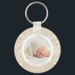 Chaveiro de Fotografia Personalizada e Bonita<br><div class="desc">O chaveiro de botão redondo apresenta a sua foto favorita rodeada de folhas brancas, bagas e pontos em fundo de marfim. DICA: Carregue uma foto de alta resolução que mostre seu bebê no meio - você pode ir para um quadrado também. Chaveiros fazem presentes memoráveis para família, avós e amigos...</div>