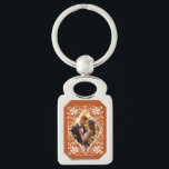 Chaveiro de Laranja Queimado com Foto do Casal Rom<br><div class="desc">Este chaveiro de metal tem uma adorável design de aquarela com uma borda floral branca num pano de fundo cor de laranja quente e úmido. Você pode trocar a foto por uma sua. É uma escolha excelente para um presente especial para ajudar um ente querido a guardar memórias felizes.</div>
