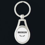 Chaveiro de Localização Personalizada de Cidade e<br><div class="desc">Representa de onde você vem personalizando sua cidade, estado, país ou o que você quiser. Esta chaveiro é a maneira perfeita de mostrar orgulho de onde você vem. Também faz um excelente personalizar presente para aquele especial. Pegue o seu hoje!</div>