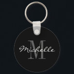 Chaveiro de monograma, preto e branco, glamouroso<br><div class="desc">Chaveiro de monograma com nome preto e branco glamouroso. Tipografia de script clássico e cor de fundo personalizada. Design elegante para homens, mulheres e crianças. Monograma com sua letra inicial. Boa ideia de presente de aniversário para pai, pai, mãe, mãe, marido, esposa, filho, filha, etc. Também é bom como um...</div>