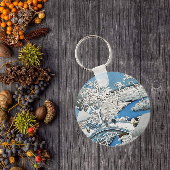 Chaveiro de Ponte Asiática e Paisagem de Neve (Asian winter scene people on snow covered bridge over vibrant blue water on keychain.)