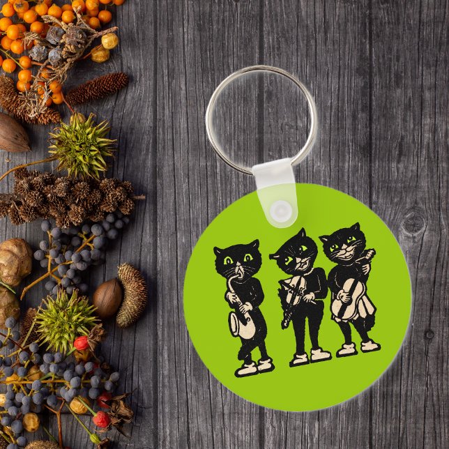 Chaveiro de três gatos musicais (Three black cat musicians playing musical instruments green eyes on green keychain.)