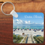 Chaveiro Destin Florida Bonito Beach Fotografia Souvenir<br><div class="desc">Esta bonito chaveiro de praia da Flórida Destin mostra as lindas nuvens brancas flutuando sobre o oceano azul. Guardas-chuvas de praia e passeio de barco até a costa,  com erva costeira e areia. Um presente maravilhoso da costa esmeralda para um floridiano que ama a costa durante o verão.</div>