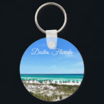 Chaveiro Destin Florida Coast Beach Umbrellas Fotografia<br><div class="desc">Este belo cartão postal da praia da Destruidora Flórida mostra as bonito águas oceânicas verdes e azuis de Sandestin ao longo da costa. Bonito linha de chás e guarda-chuvas azuis na costa de verão em frente à grama do mar. Linda escrita cursiva branca para a minha cidade costeira favorita na...</div>