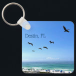 Chaveiro Destin Florida Pelanes Bonito Ocean Photoics<br><div class="desc">Esta bela chaveiro da praia da Flórida Destin mostra as bonito águas oceânicas verdes e azuis de Sandestin ao longo da costa. Um bando de pelicanos voa sobre a costa.</div>