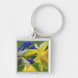 Chaveiro Detalhe das flores de narciso e jacinto. Crédito