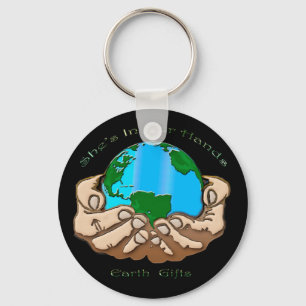 Chaveiro ELA ESTÁ EM NOSSA Coleção DE MÃOS