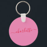 Chaveiro Elegante Rosa Vermelho Moderno Nome Personalizado<br><div class="desc">Este porta-chaves redondo personalizado apresenta um nome personalizado em roteiro elegante vermelho sobre um fundo rosa, criando um acessório simples, porém elegante para o dia a dia. Personalize com um nome para fazer um presente atencioso para damas de honra, lembrancinhas para despedida de solteira ou presentes de agradecimento para o...</div>