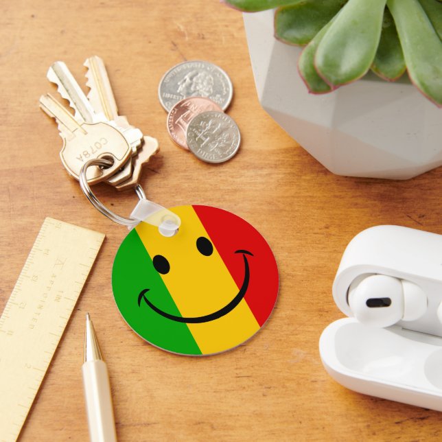 Chaveiro Emoji Sorridente Bandeira Rasta Listrada (Mesa)