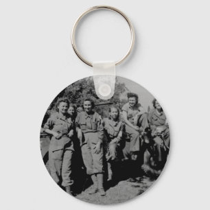 Chaveiro Enfermeiras ao lado do jipe WWII