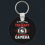 Chaveiro Engraçado fotógrafo, citação que não preciso de te<br><div class="desc">Não preciso de terapia. Só preciso da minha câmera. Design engraçado e humorístico para fotógrafos. Citação divertida e mercadoria humorística para aqueles que adoram tirar fotos, membro do clube de fotografia. Vintage e design angustiado para fotógrafos amadores ou profissionais que carregar câmeras e lentes em todo lugar. presente de Natal...</div>