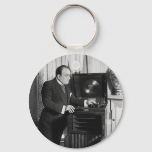 Chaveiro Enrico Caruso com um fonógrafo da marca de