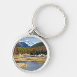 Chaveiro Enrolamento o Rio Colorado com montanhas e pinhos