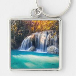 Chaveiro Erawan Waterfall na província de Kanjanaburi na Ta