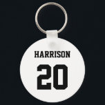 Chaveiro Esportes variados — número de nome personalizado b<br><div class="desc">A varsity esportiva black white custom name number monograma chaveiro. Estilo desportivo variado. Personalize-o com seu nome,  idade,  ano,  número ou nome da equipe desportiva.</div>