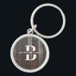 Chaveiro Família de fazendeiros russos personalizados Monog<br><div class="desc">Esta chaveiro moderna e rústica mostra seu monograma familiar e nome sobre o pano de fundo impresso de madeira marrom-escura em uma design de tipografia legal. Personalize com seu nome familiar e inicial e faça dele seu chaveiro único para a casa do lago, casa de casa da família ou cabana....</div>