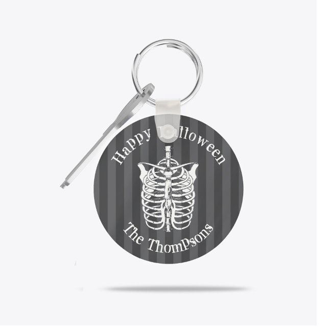 Chaveiro Família Personalizada de Esqueleto Sinistro de Hal (Personalized spooky skeleton Halloween keychain with gothic striped background design.)