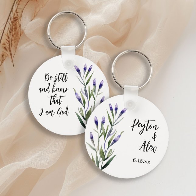 Chaveiro Favor de casamento com versículo bíblico de lavand ("Be still and know that I am God" lavender on white custom keychain)
