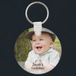 Chaveiro Favorecimento do primeiro nome de foto de aniversá<br><div class="desc">Apresentando o Chaveiro do Nome Foto de Primeiro Aniversário do Nosso Bebê Personalizado - um nome personalizado que captura a essência da celebração do marco do seu pequenino. Este chaveiro é uma mistura deliciosa de encanto e funcionalidade sentimental. Comemore o primeiro ano do seu bebê com um toque de nostalgia,...</div>