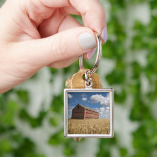 Chaveiro Fazendas Velho Red Barn no Campo de Trigo