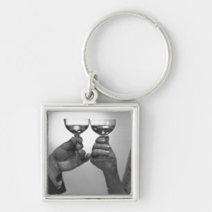 Chaveiro Feche acima do casal que brinda com vinho branco
