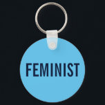 Chaveiro Feminista, corajoso texto marinho em azul-céu<br><div class="desc">O chaveiro personalizado negrito lê: "feminista" em negrito texto azul marinho em um fundo azul-céu. Para uma cor de fundo diferente, clique em "Personalizar" e selecione uma cor de fundo na barra lateral. Clique em "Concluído" e, em seguida, em "Adicionar ao carrinho" para adquirir o chaveiro personalizado. Para ver o...</div>