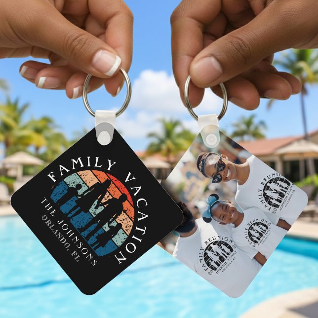 Chaveiro Férias Familiares Segurando Mãos Retro Foto Sun (Family Vacation Holding Hands Retro Sun Photo Keychain
)