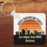 Chaveiro Férias Personalizadas Sunset em Las Vegas Strip<br><div class="desc">Legal costume do horizonte de Las Vegas no chaveiro do pôr do sol para suas férias em família ou despedida de solteiro para a cidade das luzes. Gamble do nascer do sol ao pôr do sol nesta cidade e lembre-se disso com esta lembrança de keepsasasair.</div>