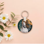 Chaveiro Ferradura com Stars & Horse Name Foto<br><div class="desc">Chaveiro de fotos redondas personalizadas com uma foto do seu cavalo e o nome deles escrito no contorno de uma ferradura com estrelas pequenas! Adicione uma foto do seu cavalo e, em uma camada em forma de ferradura, o nome deles. Chaveiro de foto do cavalo personalizada com o nome do...</div>