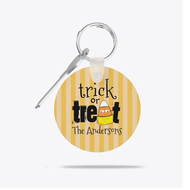 Chaveiro Festa de Halloween Personalizada de Doce ou Traves (Personalized Trick or Treat Halloween keychain with candy corn and party favor design.)