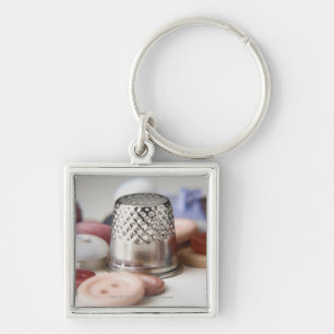 Chaveiro Fim-acima dos botões com um boné do metal