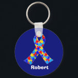 Chaveiro Fita de Sensibilização do Autismo Personalizado<br><div class="desc">Chaveiro de reconhecimento do Autismo personalizado para amigos autistas ou família. Uma legal mãe do autismo ou presente de pai que pode ser personalizado com qualquer texto abaixo da fita quebra-cabeça de azul,  amarelo e vermelho. Um orgulho nebuloso da Síndrome de Asperger.</div>