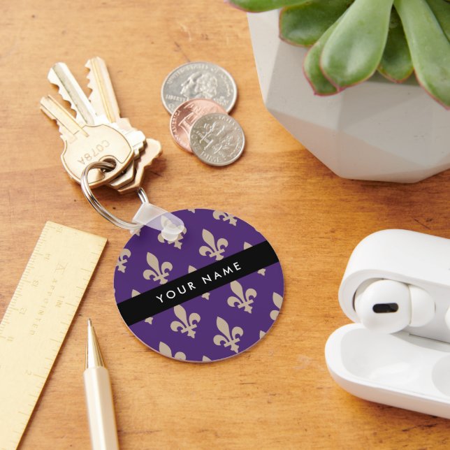 Chaveiro Fleur de Lis, Bege sobre Roxo, Real, Seu Nome (Mesa)