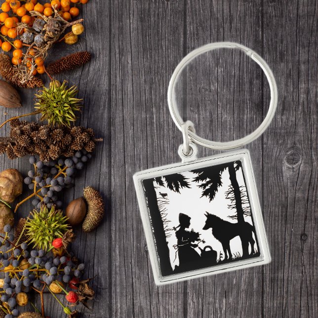 Chaveiro Florestas de Lobo de Capuchos Vermelho-Silhueta Pr (Black white keychain with Little red riding hood under trees with the wolf.)