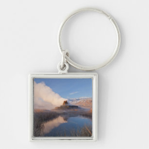 Chaveiro Fly Geyser com Granite Range de cumes nevados