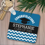 Chaveiro Formando de parabéns - Graduação Preta Azul<br><div class="desc">Um boné de formatura tradicional e parabéns para o nome do formando. Adicione qualquer ano para personalizar esta design caprichosa. Isto pode ser utilizado para qualquer formando - segundo grau,  universidade,  escola de formando,  escola de medicina ou mesmo escola de comércio.</div>