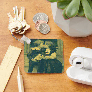 Chaveiro Foto Antiga de Amor e Romance, Crianças Beijando