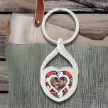 Chaveiro Foto de Corações e Flores Vermelhas, Pretas e Bran<br><div class="desc">Flores vermelhas,  pretas e brancas e padrão de corações personalizado chaveiro. Uma design romântica para quando você está no clima de amor. Um presente bonito para Dia de os namorados,  um presente de casamento ou aniversário. Xoxo</div>